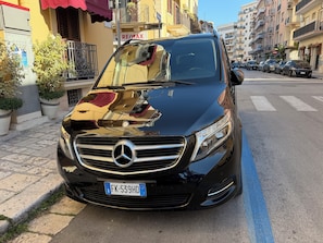 Une Mercedes-Benz noire était garée dans une rue de la ville.