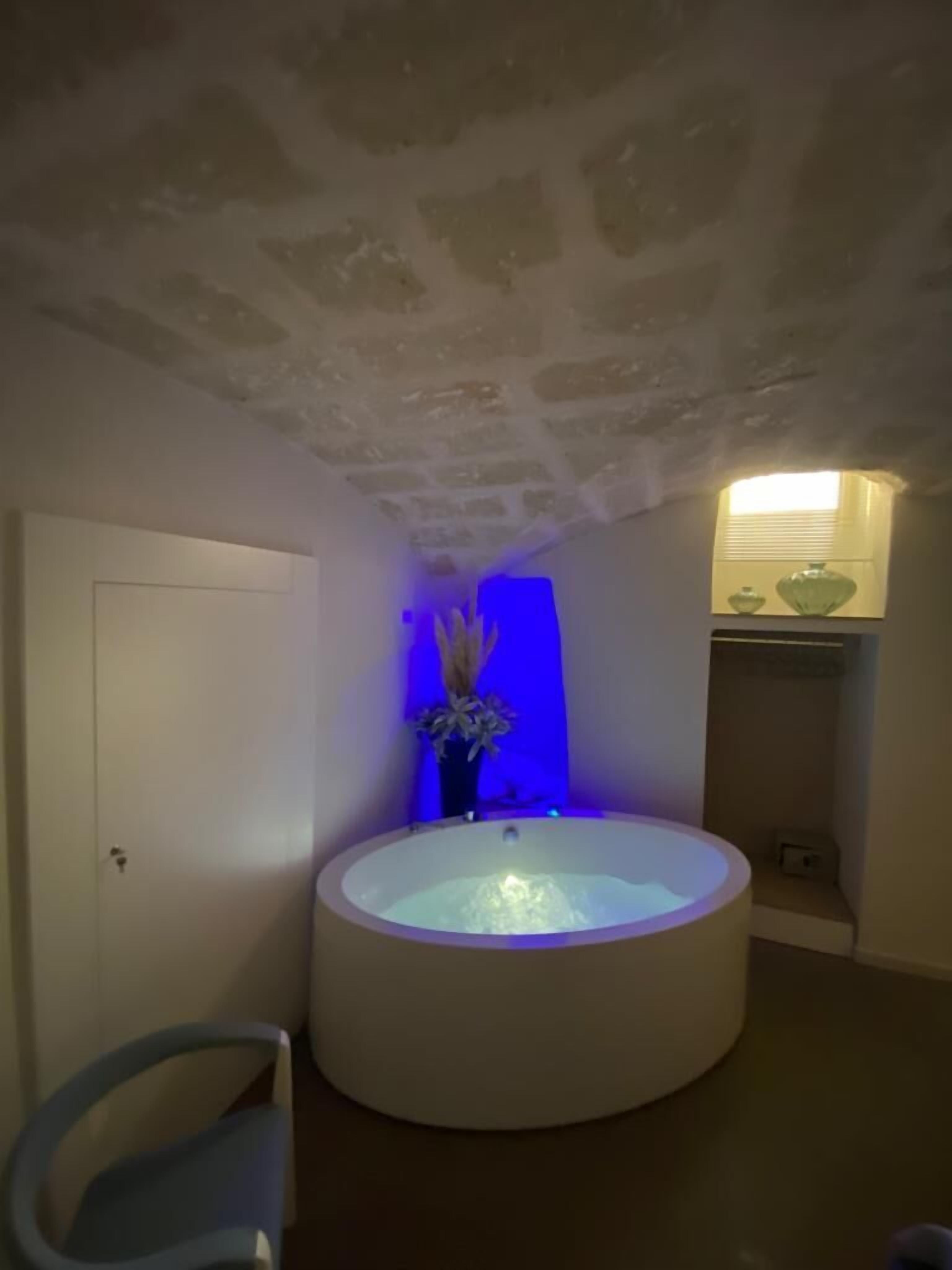 Luxury Double Room (basement) | Bathroom | Combined shower/tub, rainfall showerhead, free toiletries, hair dryer