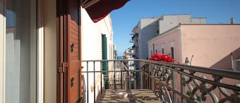 Chambre Deluxe, 1 lit double, balcon, vue ville | Terrasse/Patio