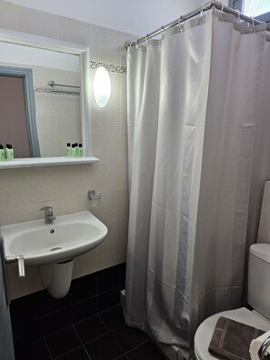 Shower, free toiletries, hair dryer, towels - Hotel Leta (Santorini)