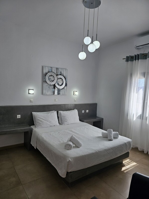 Deluxe Double Room | 1 bedroom, rollaway beds, free WiFi, bed sheets - Hotel Leta (Santorini)