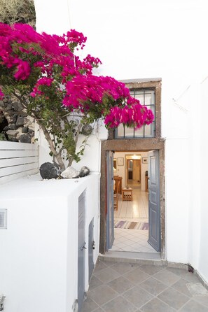 Property entrance - Folia Bianca Apartments (Santorini)