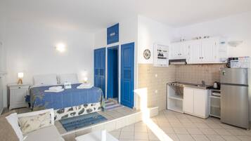 Panoramic Studio | Living area | 30-inch Smart TV with satellite channels, TV, fireplace