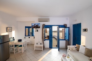 Panoramic Studio | Living room | 30-inch Smart TV with satellite channels, TV, fireplace