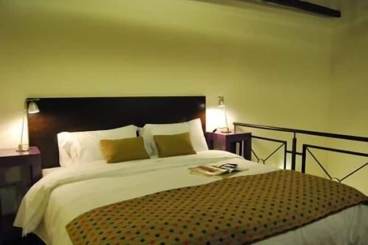 Junior suite, bubbelbad | Luxe beddengoed, donzen dekbedden, pillowtop-bedden
