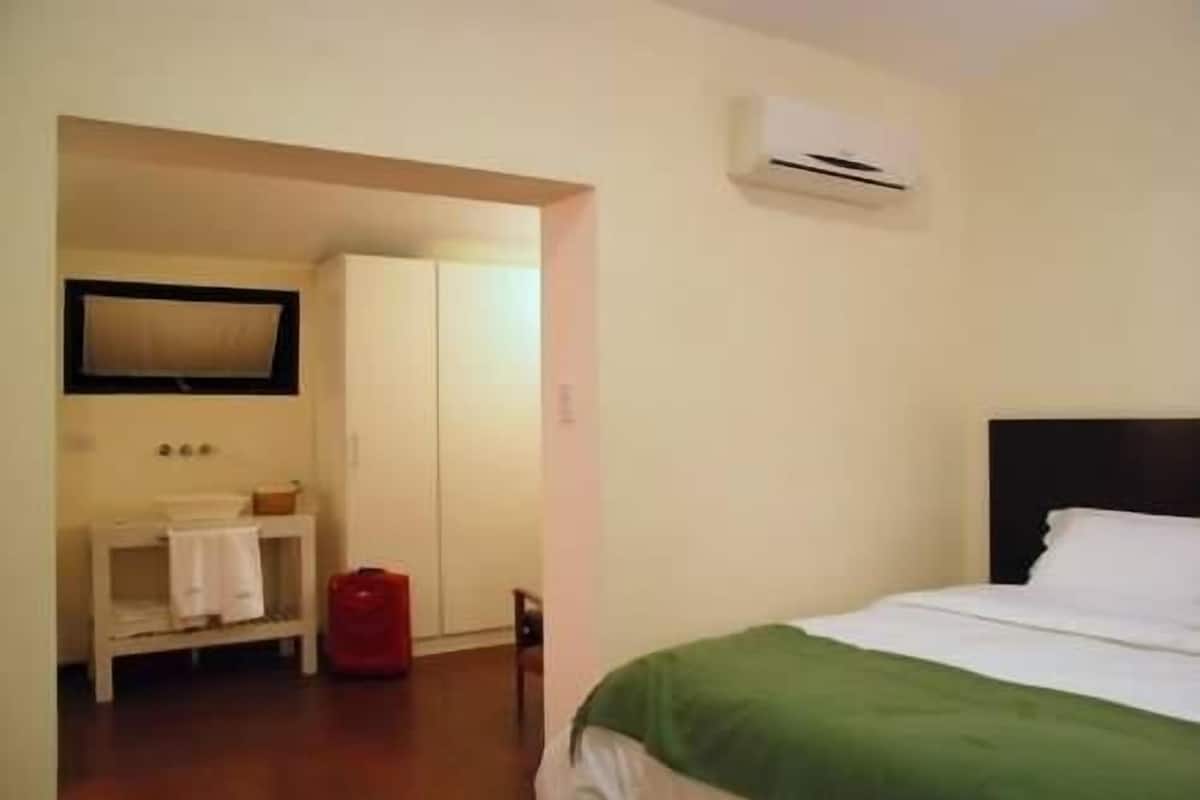 套房, 阳台, 城市景观 | 高档床上用品、羽绒被、加厚床垫、客房内保险箱