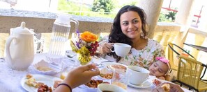 Café da manhã feito na hora todos os dias mediante uma taxa