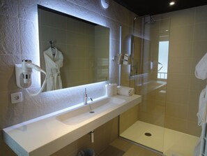 Traditional-Doppelzimmer | Badezimmer | Dusche, kostenlose Toilettenartikel, Haartrockner, Handtücher