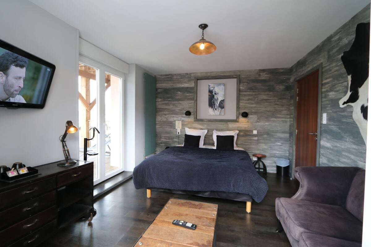 Deluxe Suite, Jetted Tub | In-room safe, WiFi (free)