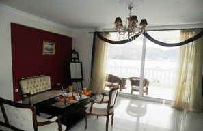 Deluxe Suite Sea View Rea | 거실 | 플라스마 TV