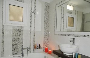 Tina con regadera, amenidades de baño de diseñador, secadora de cabello 