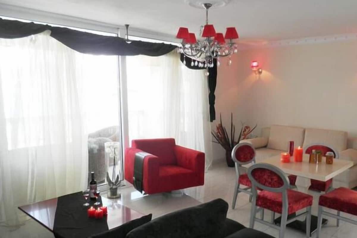 Deluxe Suite Sea View Rea | Sala de estar | Una televisión de plasma