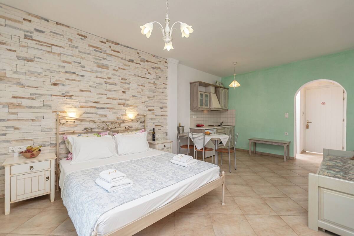In-room safe, desk, free WiFi, bed sheets