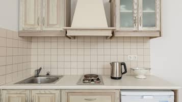 Appartement, kitchenette | Een kluis op de kamer, een bureau, gratis wifi, beddengoed