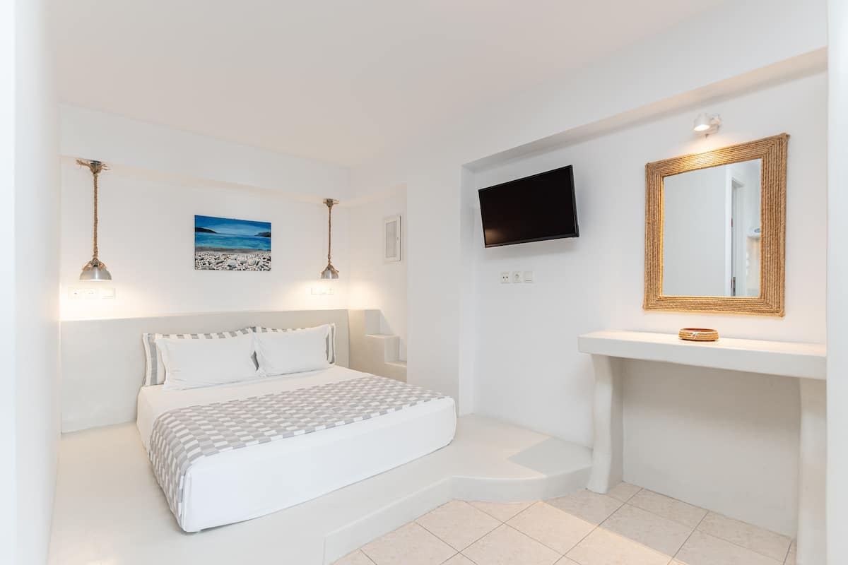 Double Apartment,Kitchenette | Pengeskab på værelset, skrivebord, gratis Wi-Fi, sengetøj