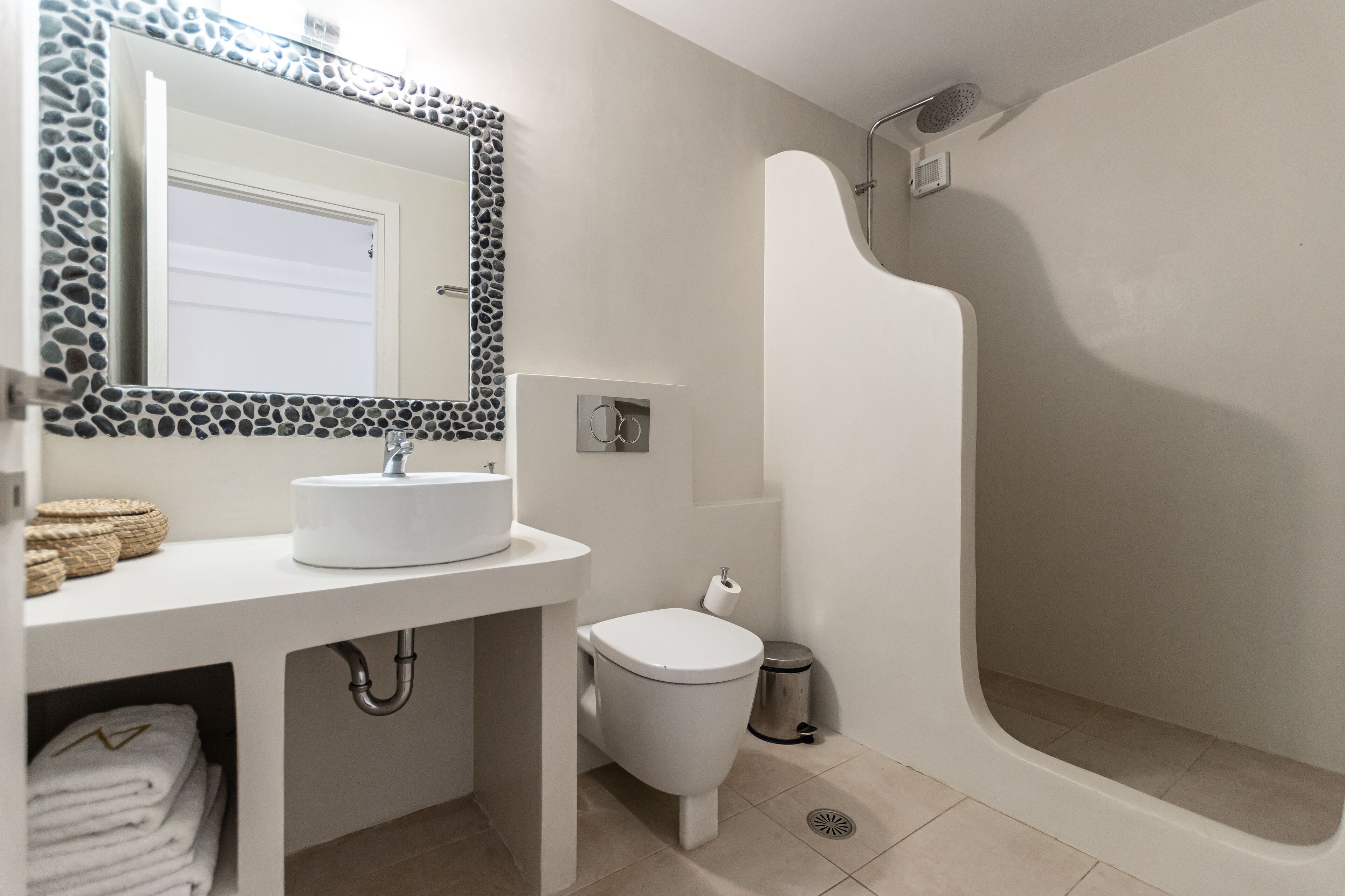 A bathroom with a white sink, toilet, and bathtub.