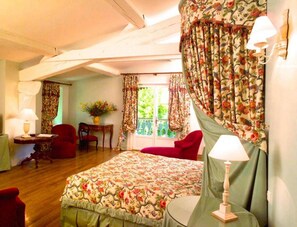 Phòng đôi Deluxe | Bộ đồ giường cao cấp, két bảo mật tại phòng, trang trí khác biệt