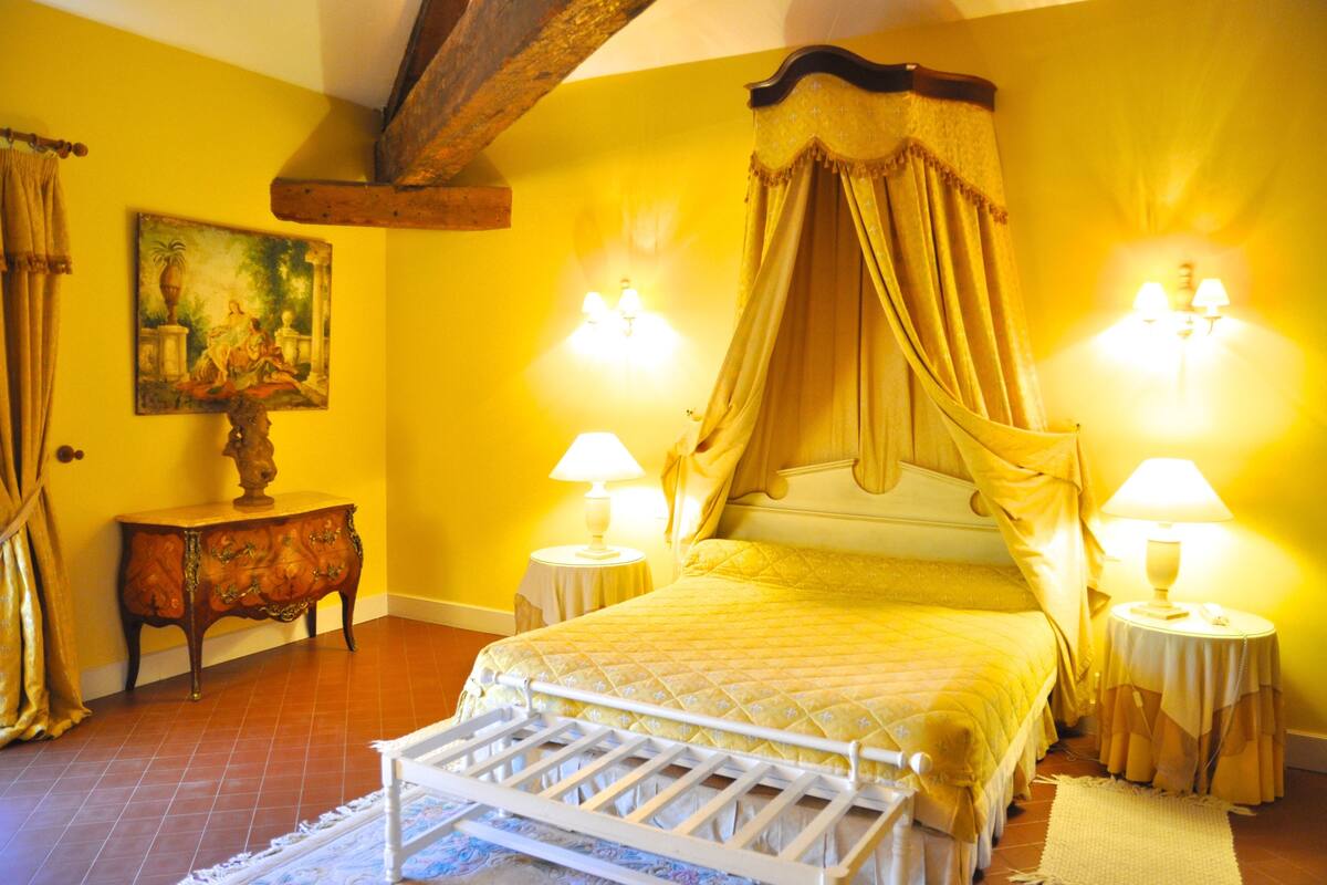 Premium bedding, in-room safe, individually decorated, cribs/infant beds