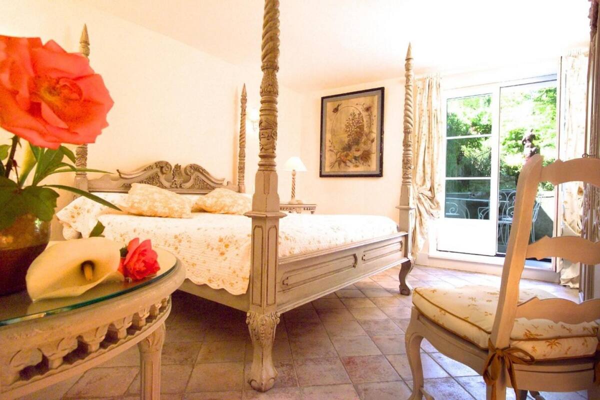 Premium bedding, in-room safe, individually decorated, cribs/infant beds