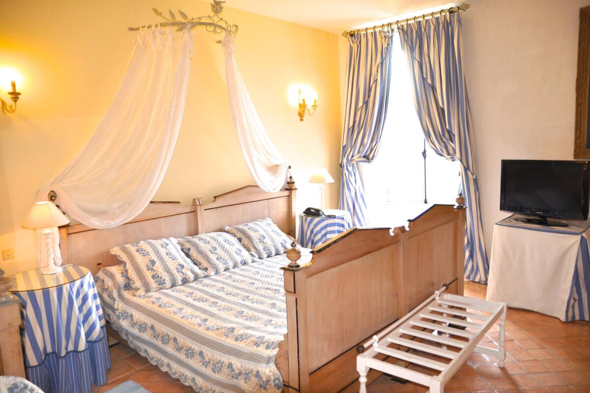 Premium bedding, in-room safe, individually decorated, cribs/infant beds