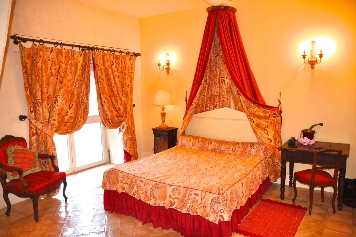 Premium bedding, in-room safe, individually decorated, cribs/infant beds