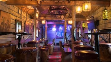 Bar (trong khuôn viên)