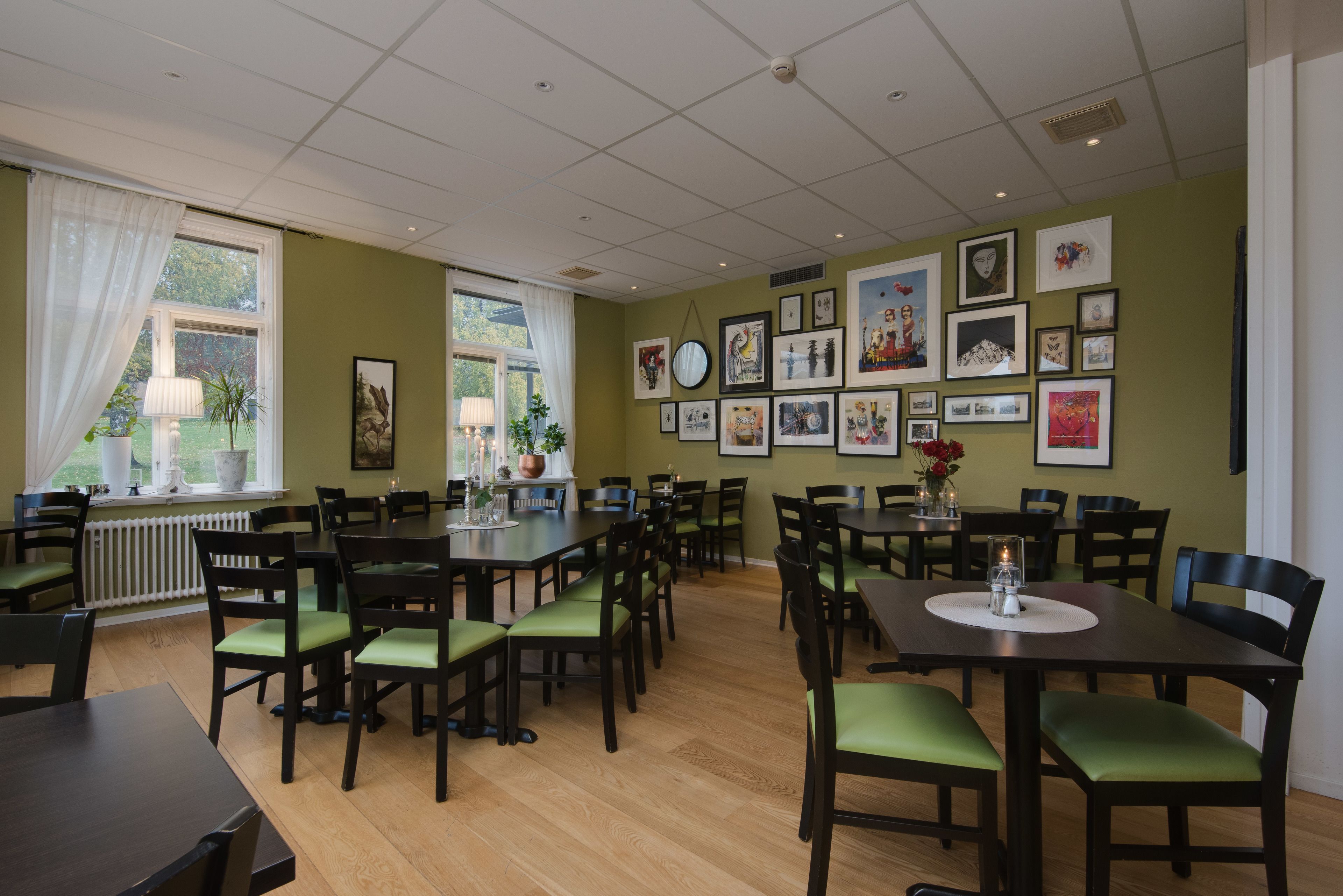 breakfast and dinner served