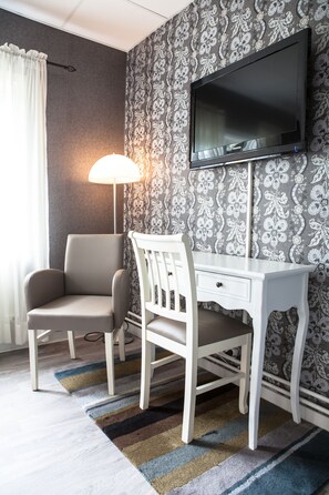 Chambre Double Standard, vue cour intérieure | Bureau, fer et planche à repasser, Wi-Fi gratuit, draps fournis