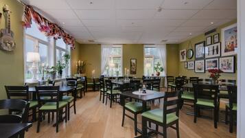 Breakfast and dinner served