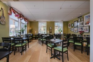 Breakfast and dinner served