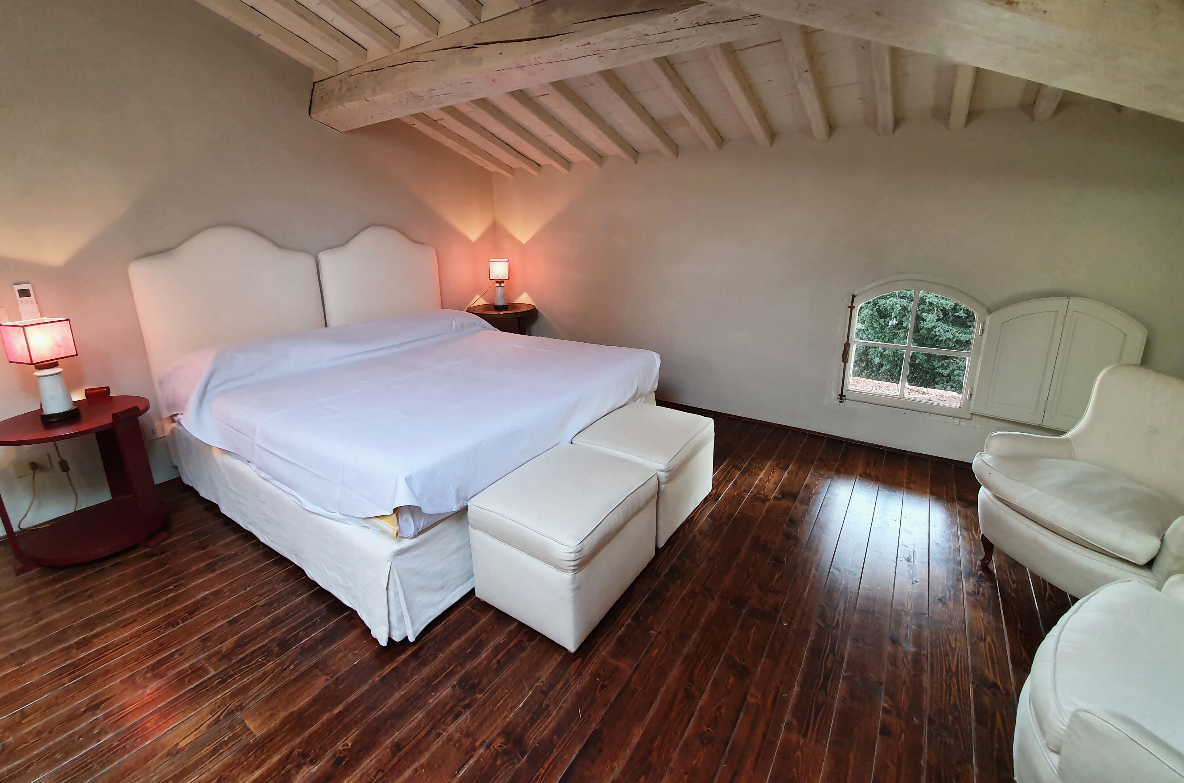 Tirai kedap cahaya, Wi-Fi gratis, dan seprai linen