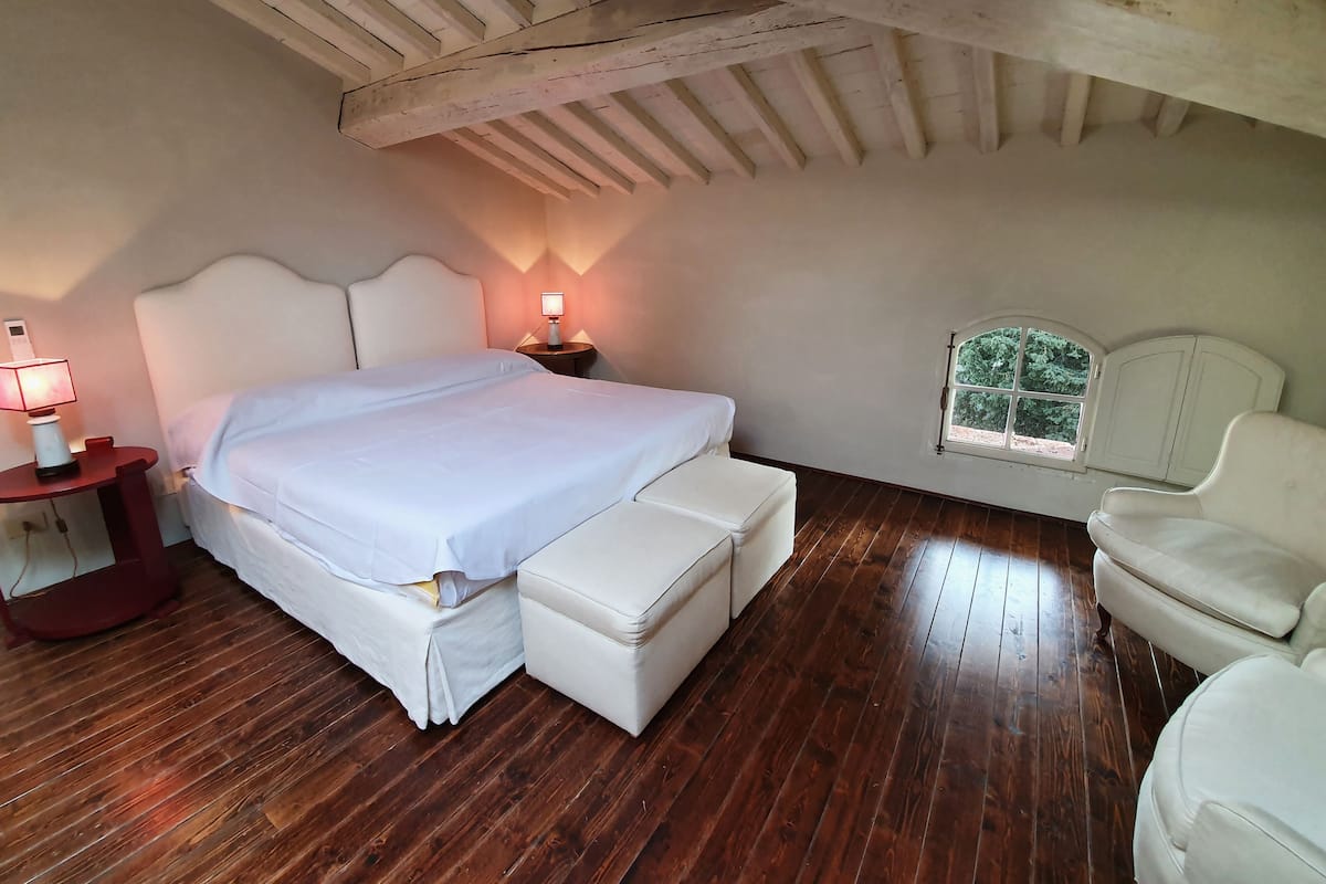 Blackout drapes, free WiFi, bed sheets