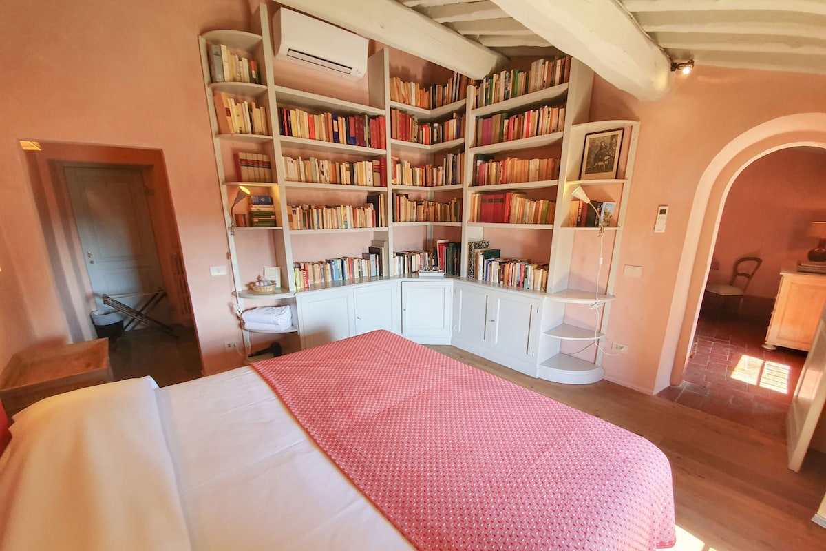 Blackout drapes, WiFi (free), bed sheets