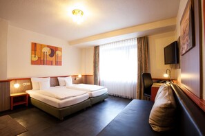 Cofres nos quartos, escrivaninha, Wi-Fi de cortesia, roupa de cama