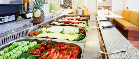 Frühstücksbuffet am Wochenende (15 EUR pro Person)