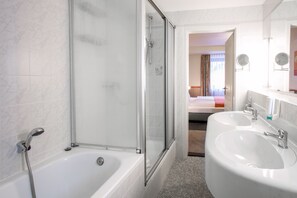 Chambre Triple | Salle de bain | Douche, sĂšche-cheveux, serviettes fournies