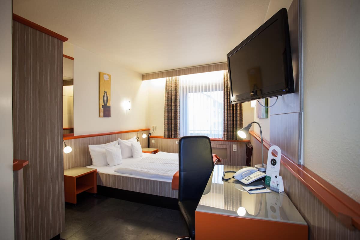 Doppel -oder-Zweibettzimmer | Een kluis op de kamer, een bureau, gratis wifi, beddengoed