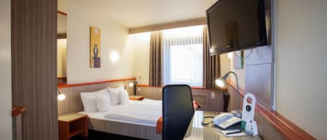 Doppel -oder-Zweibettzimmer | In-room safe, desk, free WiFi, bed sheets
