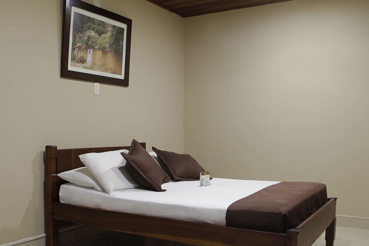 Een minibar, een kluis op de kamer, een bureau, gratis wifi