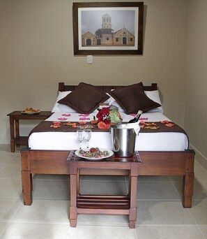 迷你吧、客房内保险箱、办公桌、免费 WiFi