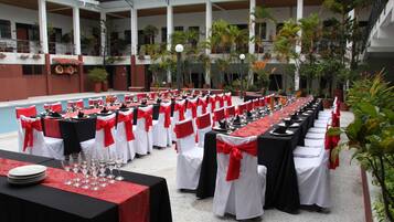 Ulkouima-allas, aurinkovarjoja, aurinkotuoleja