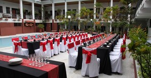 室外游泳池，池畔遮阳伞，日光浴躺椅