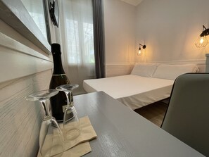 Economy Double Room | Egyptian cotton sheets, hypo-allergenic bedding, down duvets, minibar - Hotel Giotto Flavia (Rome)