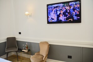 Deluxe Double or Twin Room | Television - Hotel Giotto Flavia (Rome)