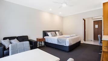 Deluxe Room, 1 King Bed