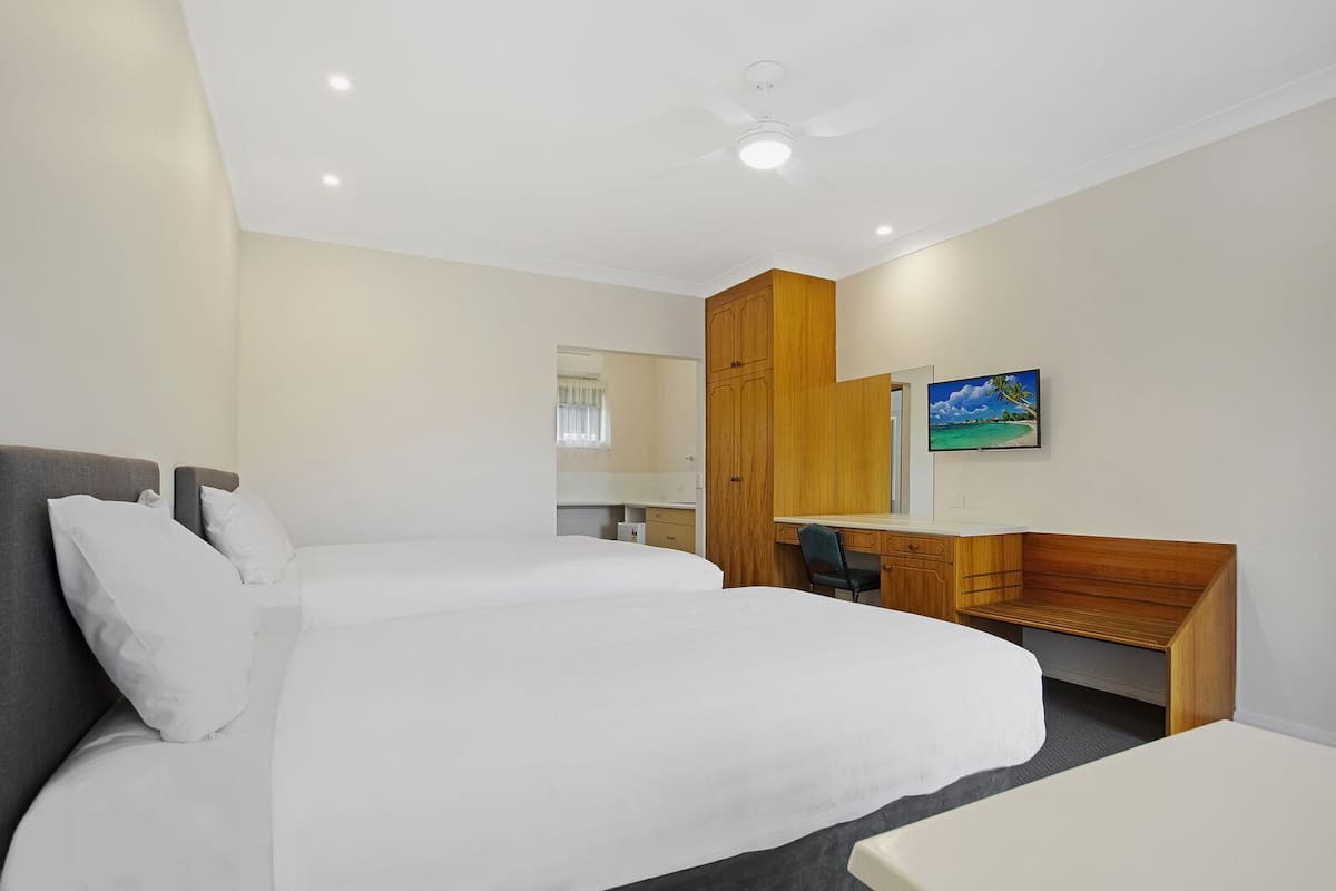 Laptop workspace, iron/ironing board, free WiFi, bed sheets