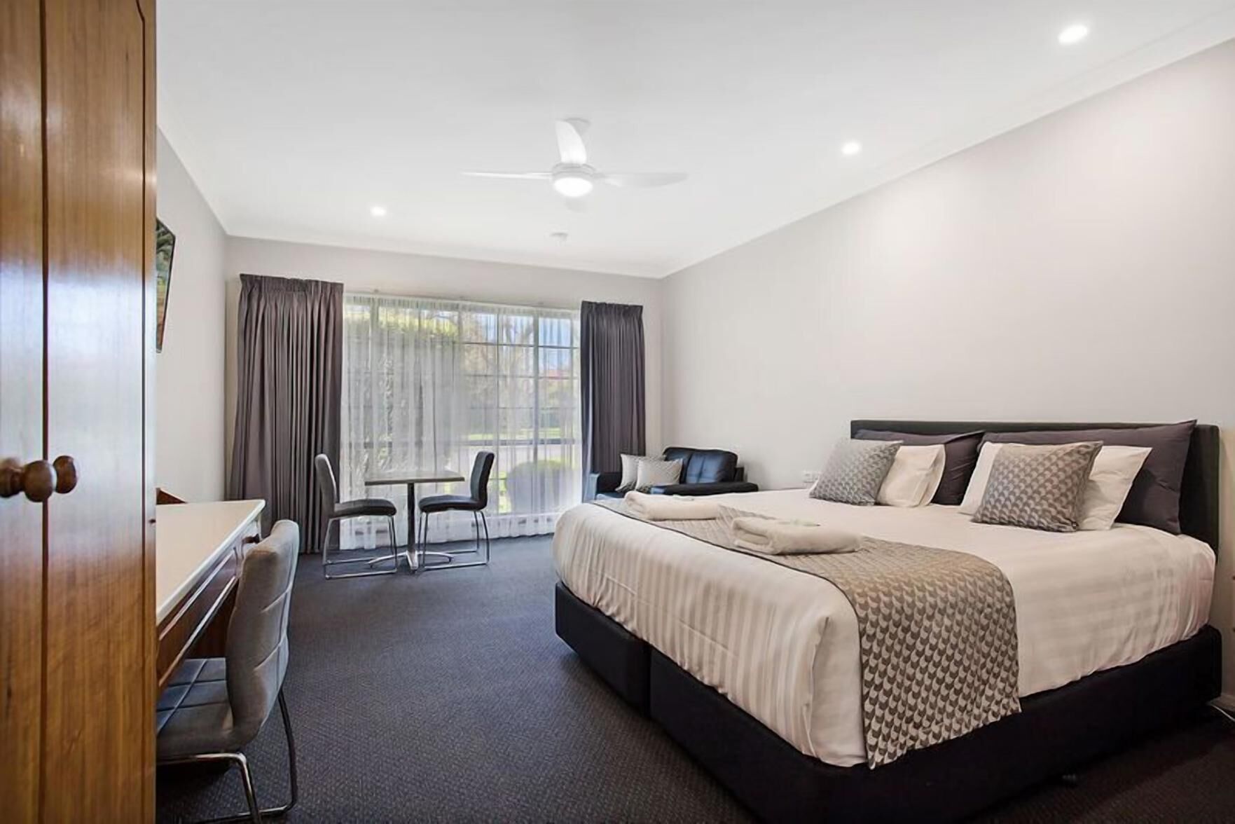 Laptop workspace, iron/ironing board, free WiFi, bed sheets