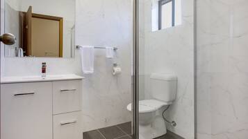 Deluxe Room, 1 Queen Bed | Bathroom | Free toiletries, hair dryer, towels