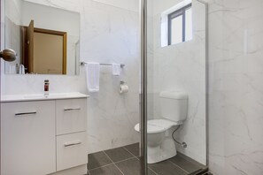 Deluxe Room | Bathroom | Free toiletries, hair dryer, towels