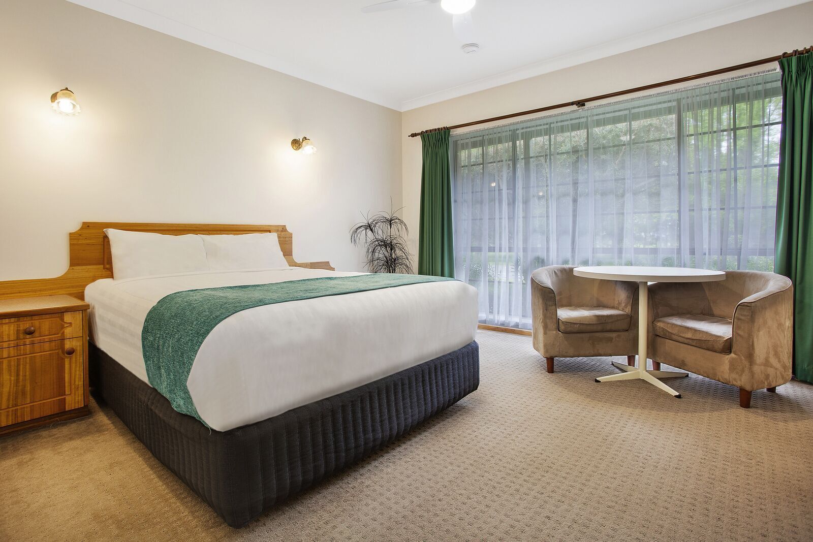 Laptop workspace, iron/ironing board, free WiFi, bed sheets